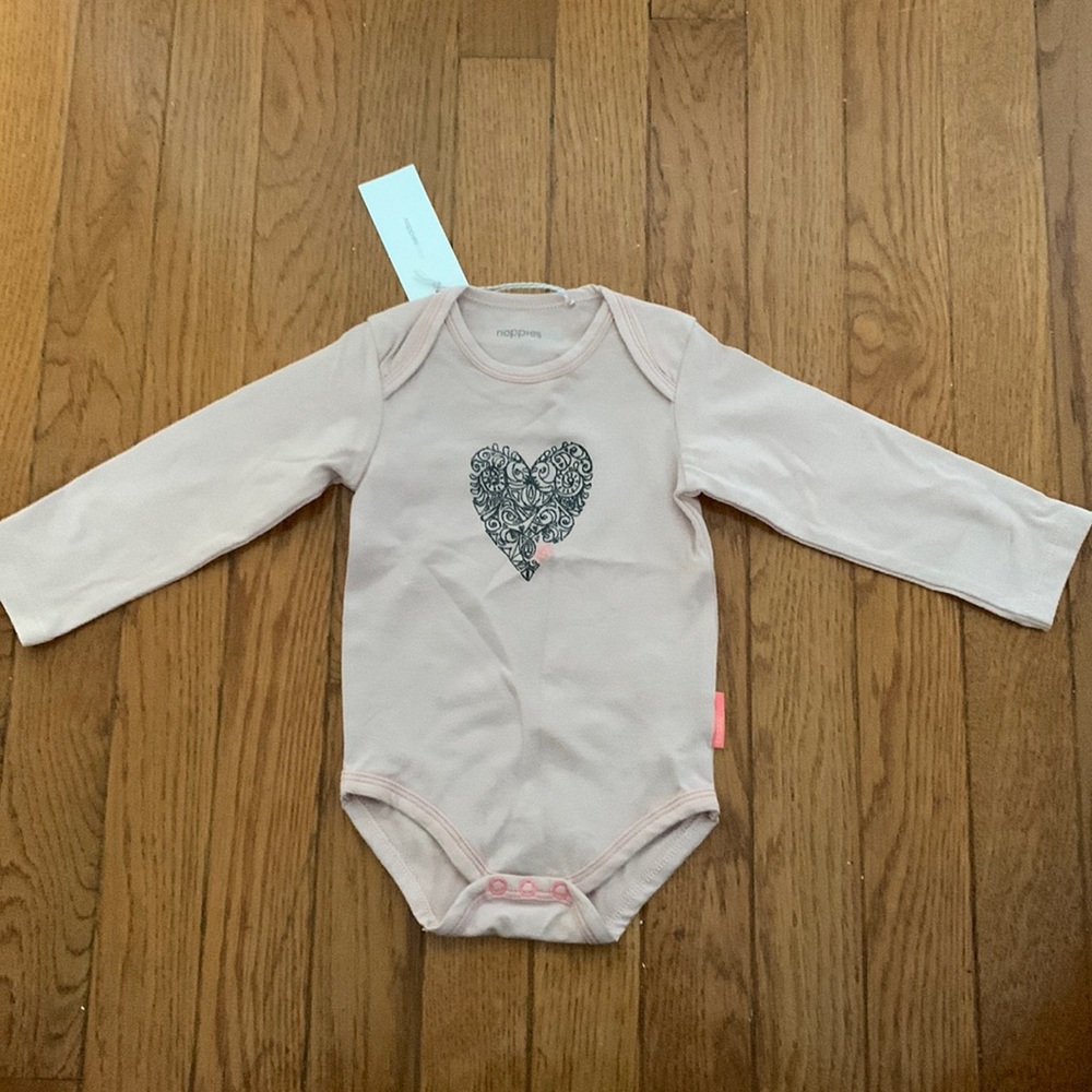 NWT 4-6 months (68) Noppies onesie